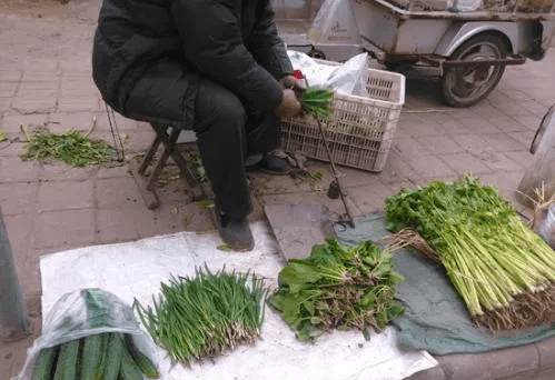 为啥老人摆地摊的菜便宜而超市的贵还是很多人去超市买菜呢