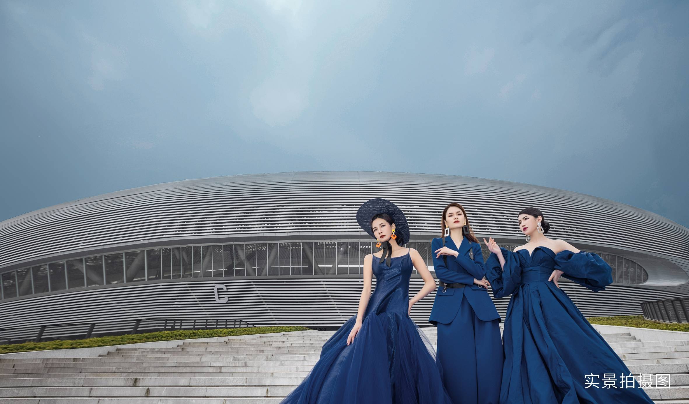 除了意义非凡的礼品相赠,展厅亮相现场更有时尚走秀表演,模特们身着