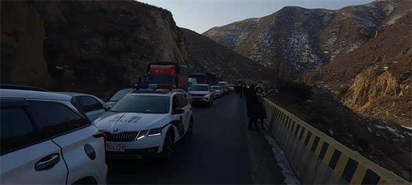 交通事故导致S203线交通拥堵 浑源、云州两地交警协同疏导