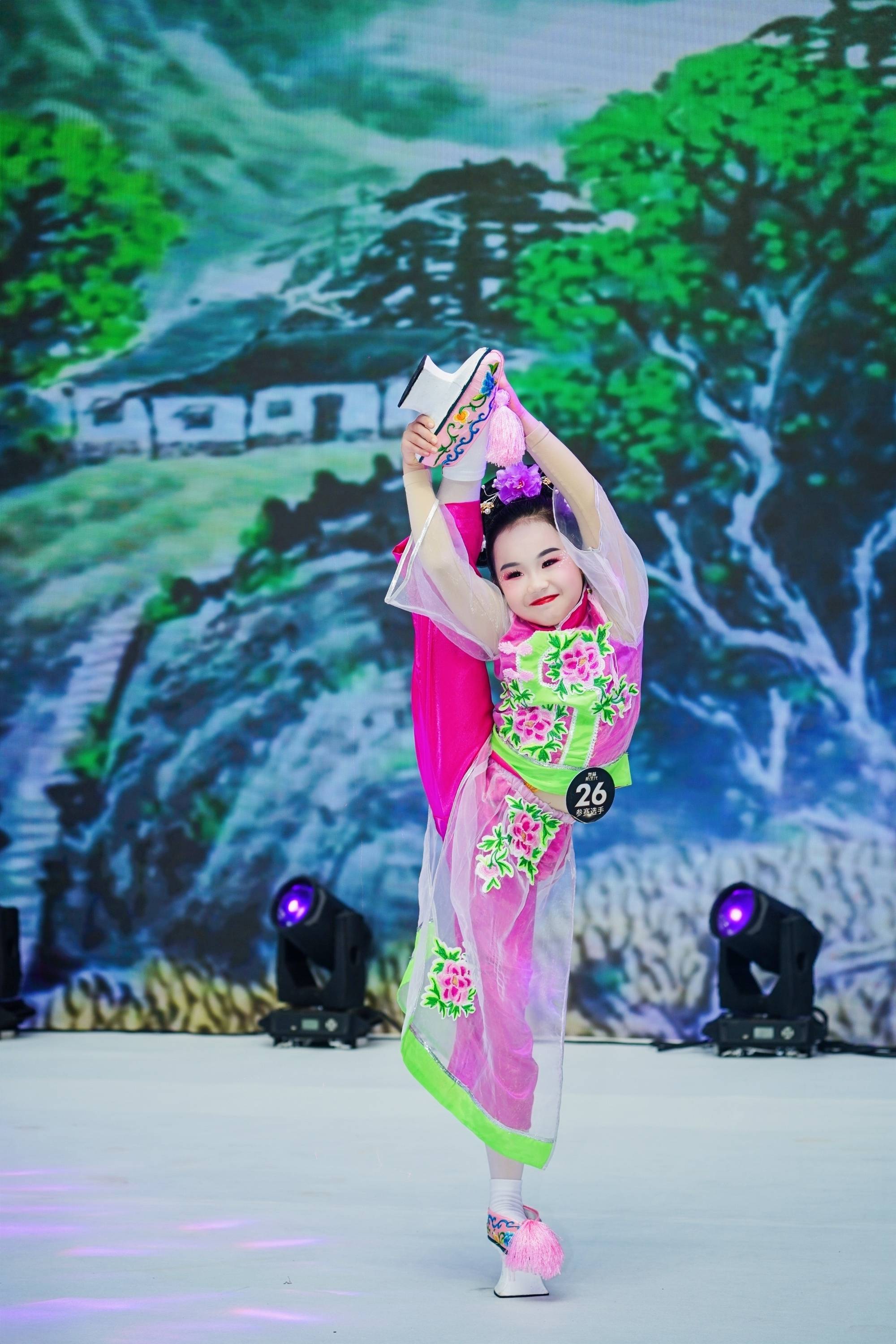 专访舞林新生代广州人气之星梁雨倩要取得成功就必须要保持专注和努力