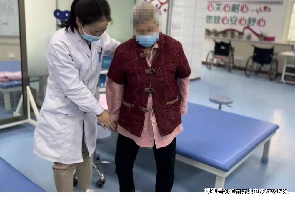 脑出血后肢体活动不灵早期康复治疗让老人站起来了