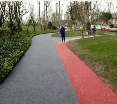 武汉现在好多公园小区的路面都在搞翻新武汉沥青改色施工后让武汉焕然