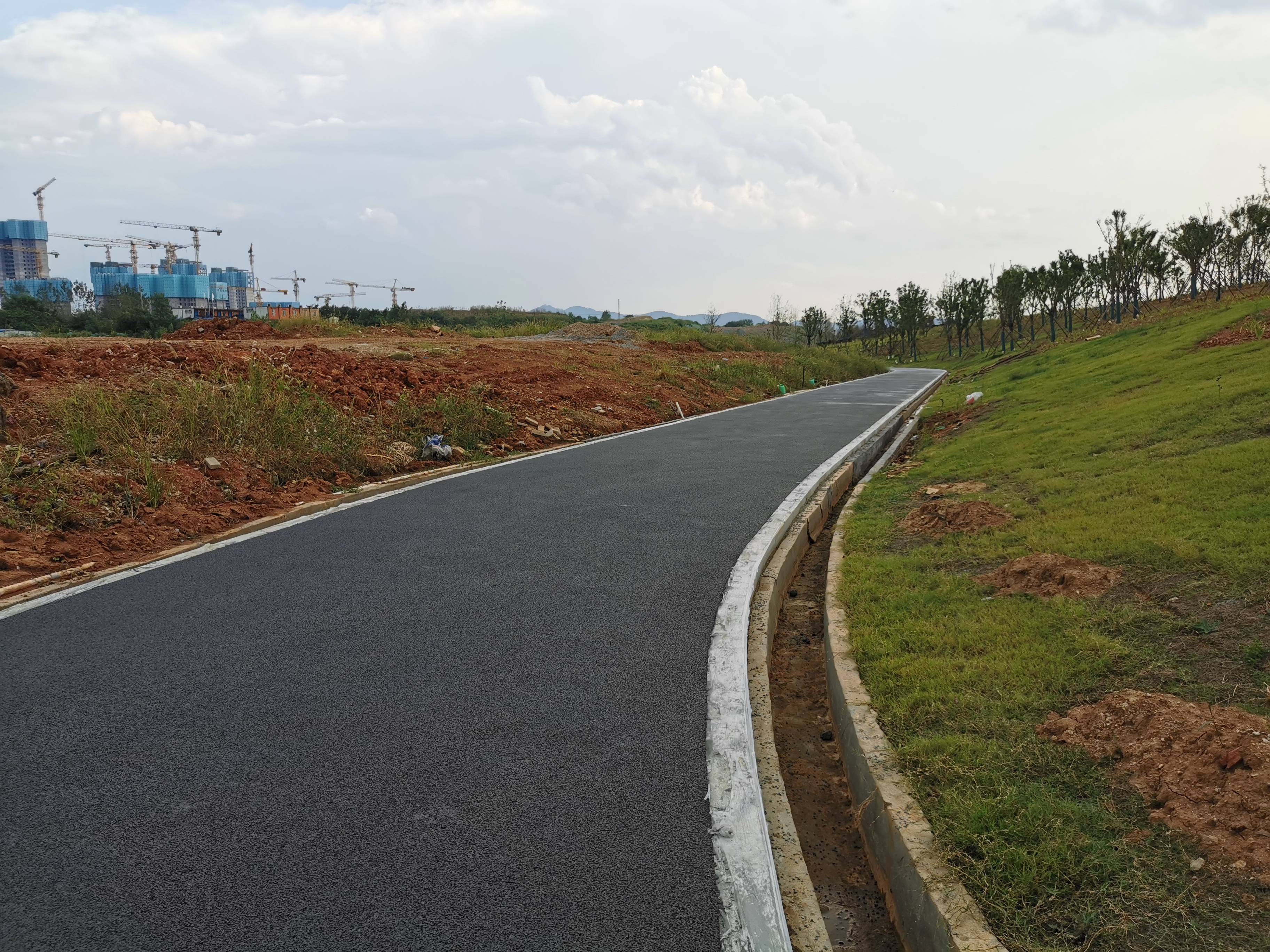 武汉现在好多公园小区的路面都在搞翻新武汉沥青改色施工后让武汉焕然