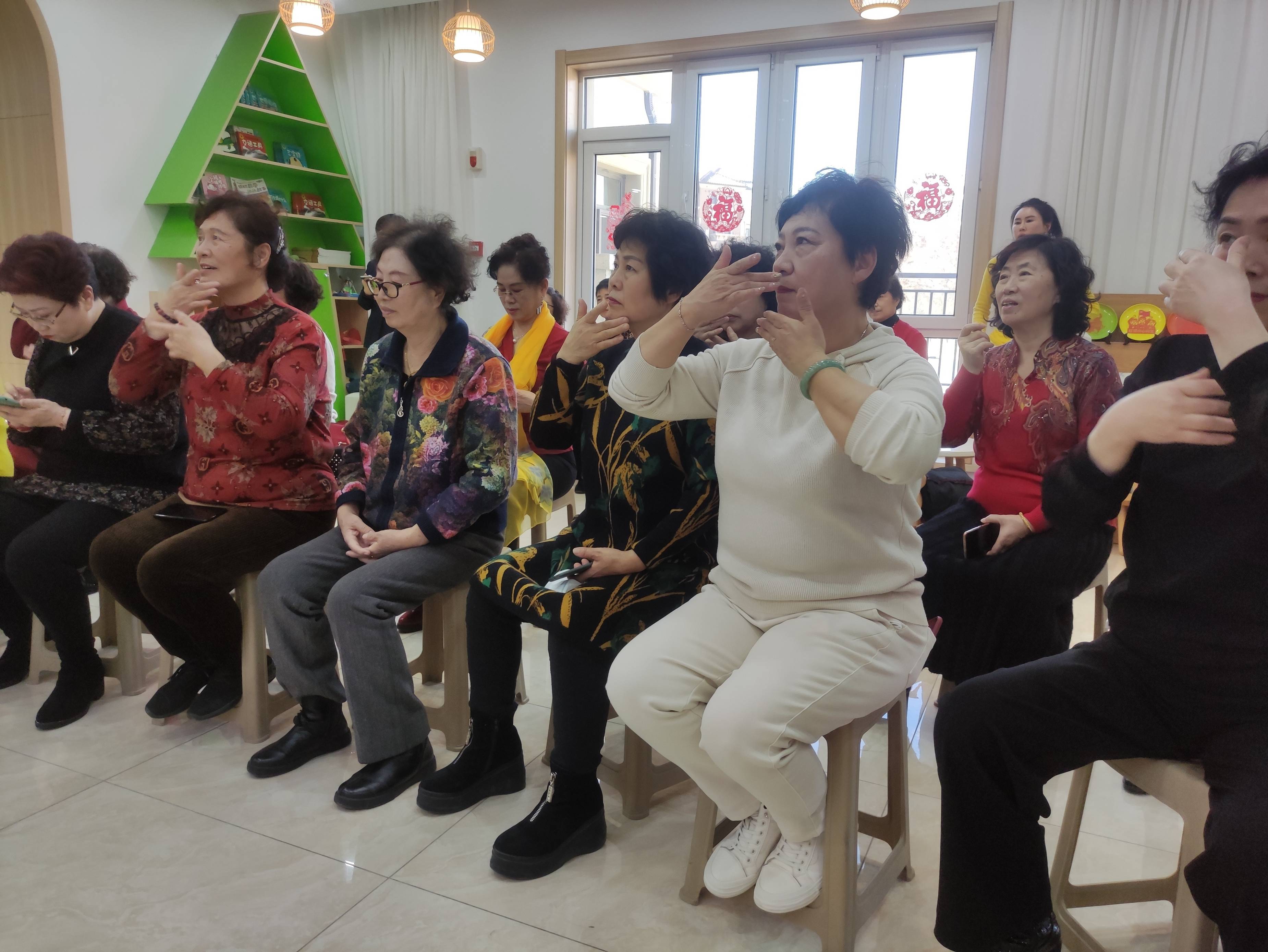 社区大连市甘井子区辛寨子街道春田社区:生辉美人妆 悦目是佳人