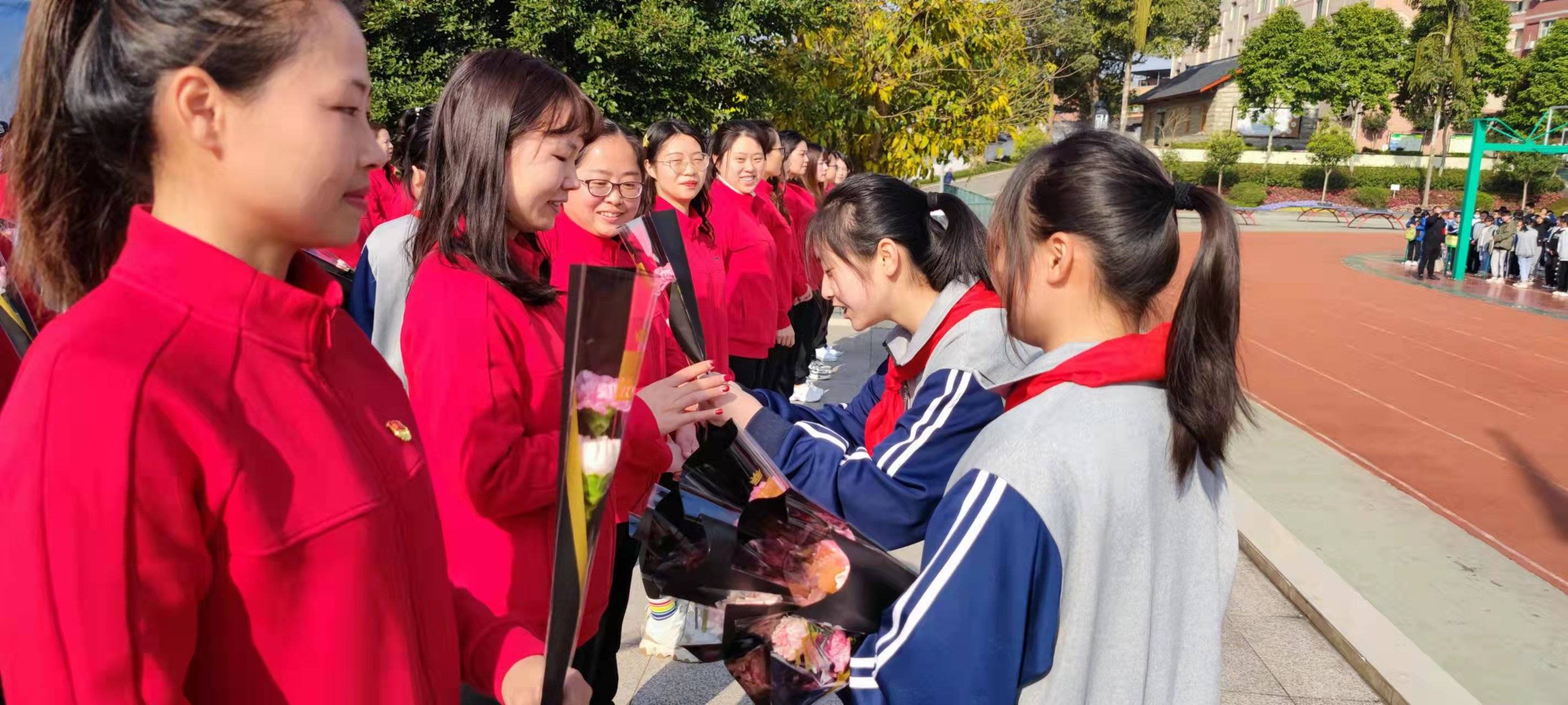 四川省内江市第十一中学党支部开展"巾帼心向党 奋勇新征程"主题党日
