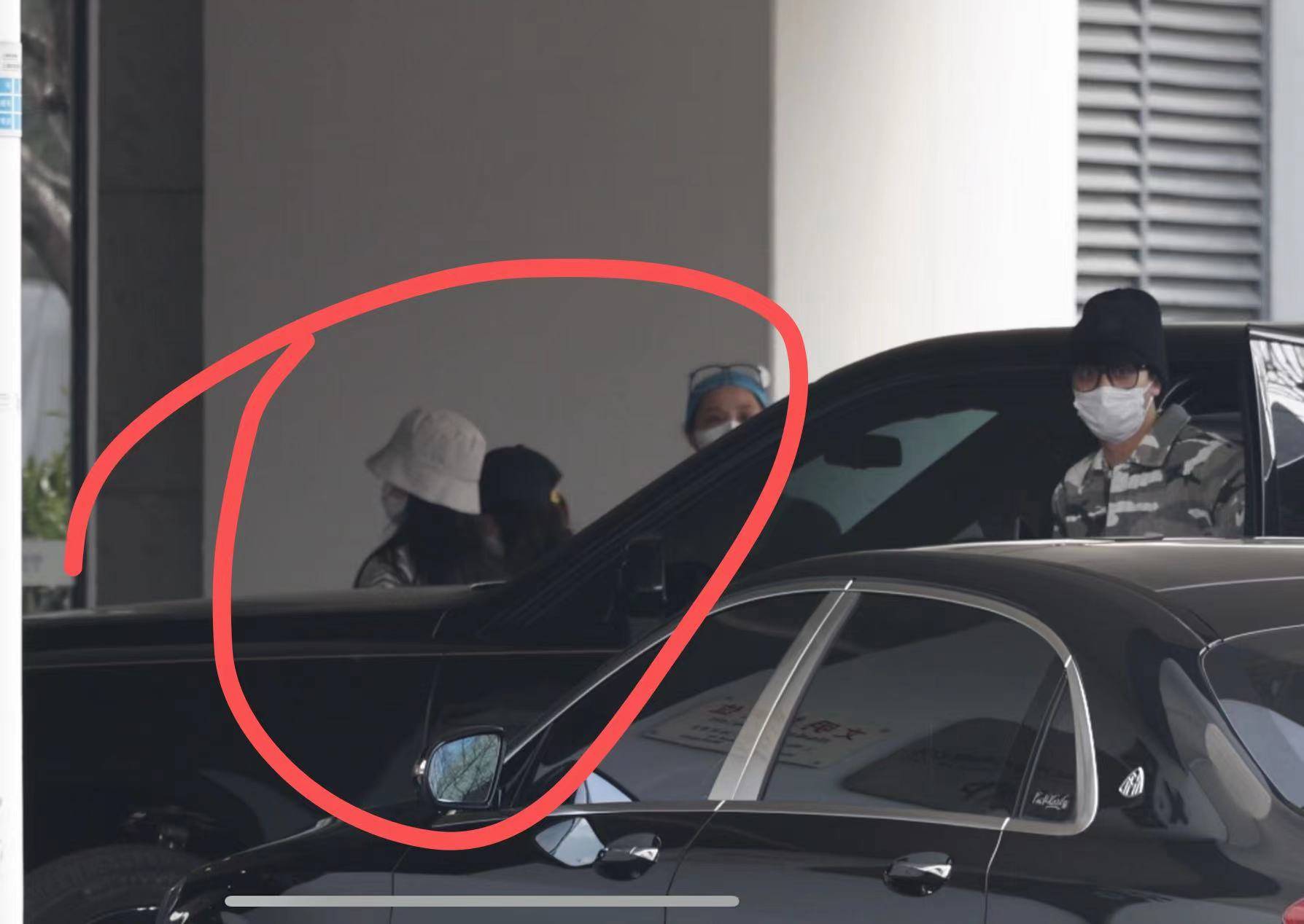 许魏洲官宣结婚后首次现身！新婚妻子疑同框出镜