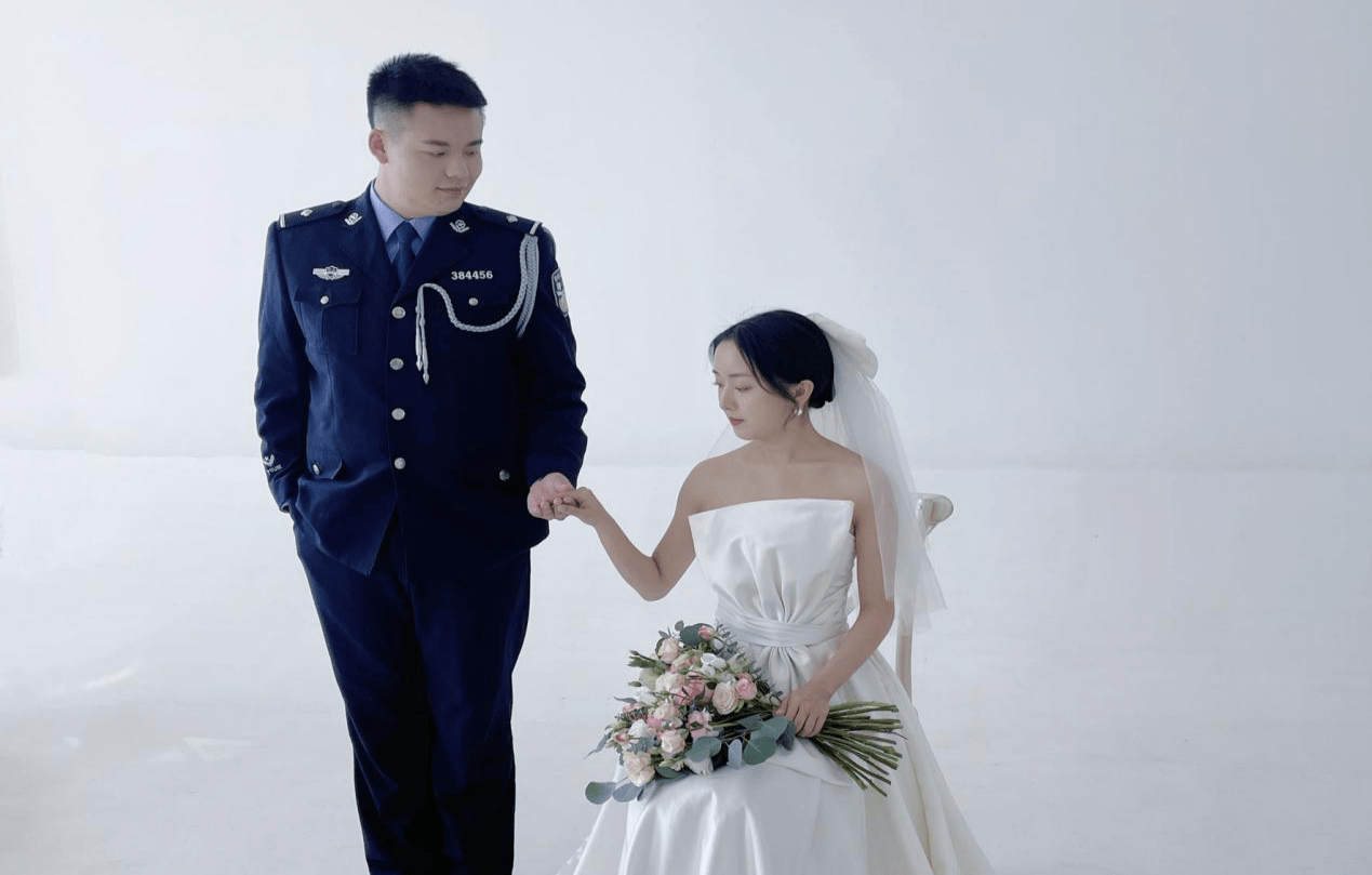 3月7日冯旭东穿上了警服为未婚妻李琛带上头纱,拍下属于他们的婚纱照
