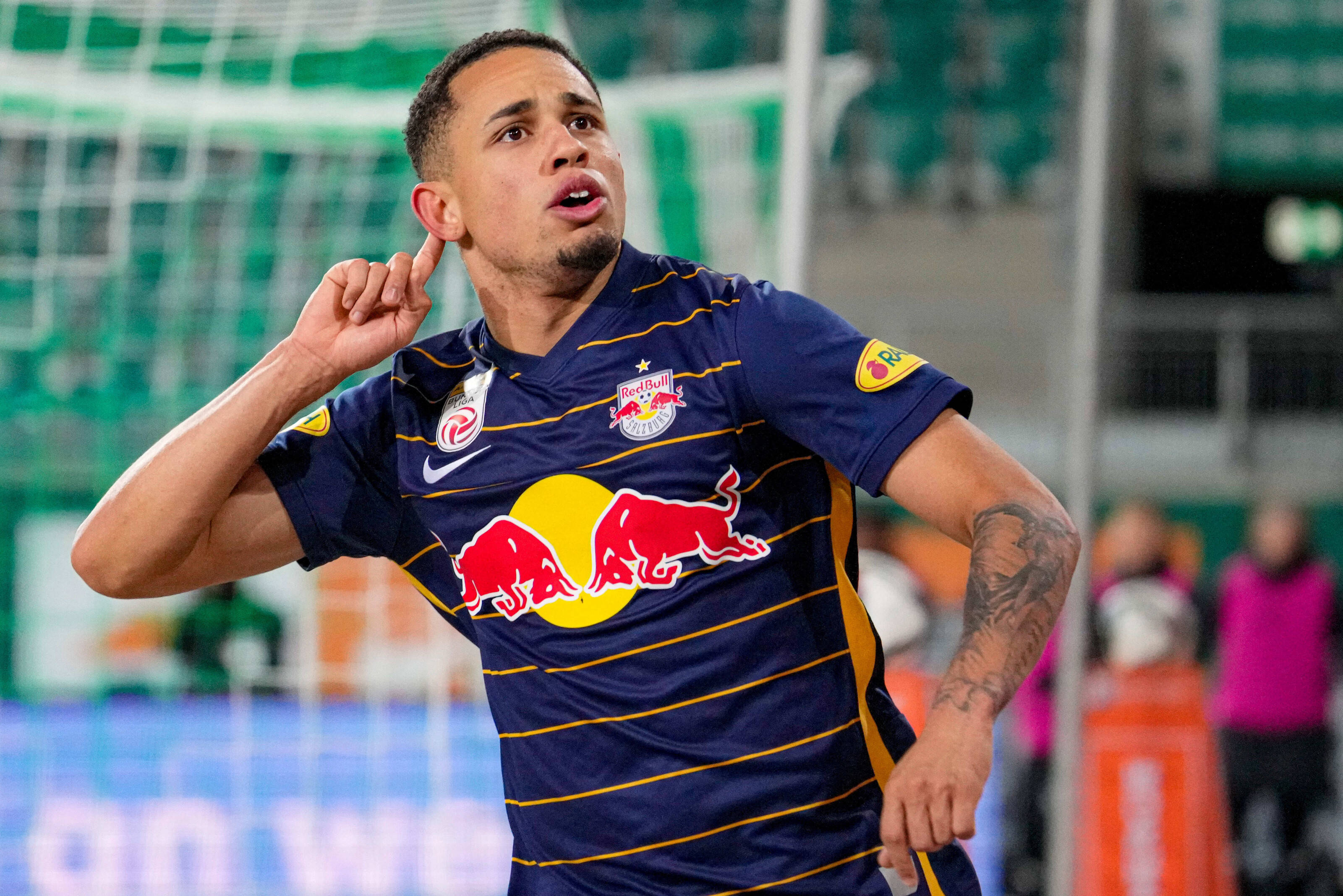 西媒国际米兰和多特蒙德等多支球队有兴趣引进萨尔茨堡红牛前锋奥卡福