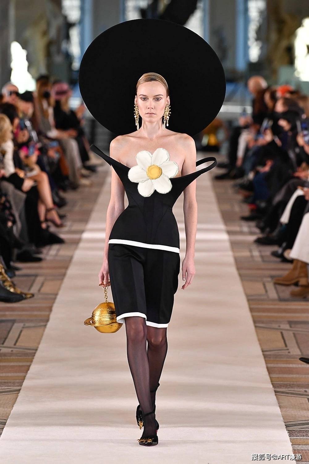 黑色 万众瞩目|艺术时尚|超现实色彩的Schiaparelli打破高定美学的天际线 ...
