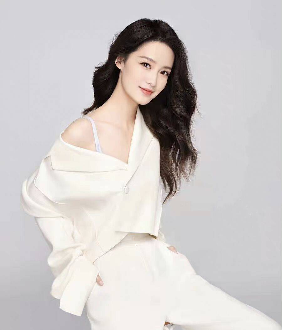 影视女星李沁写真：清新明丽、公主气质