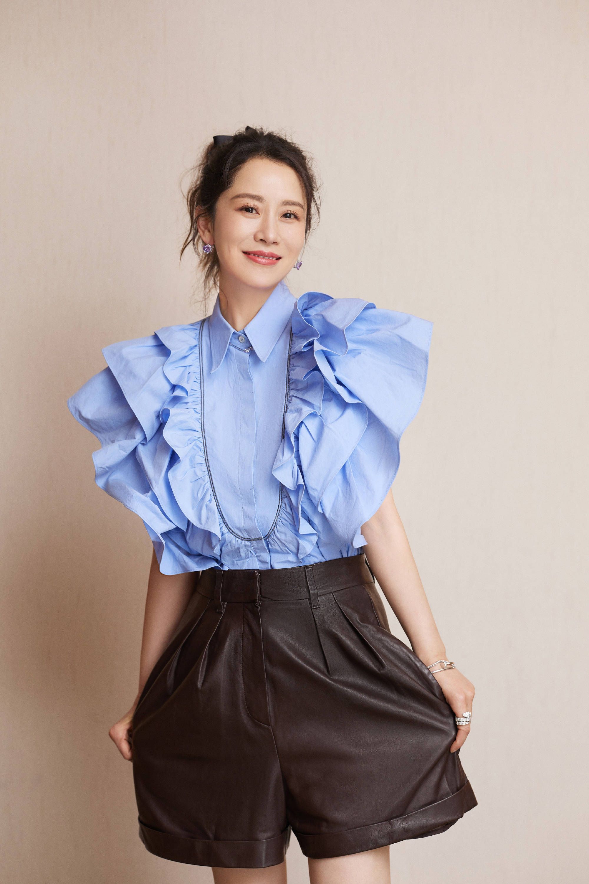 蓝色荷叶边娃娃领加上俏皮长发的海清有了不一样的风情,是想要显白显