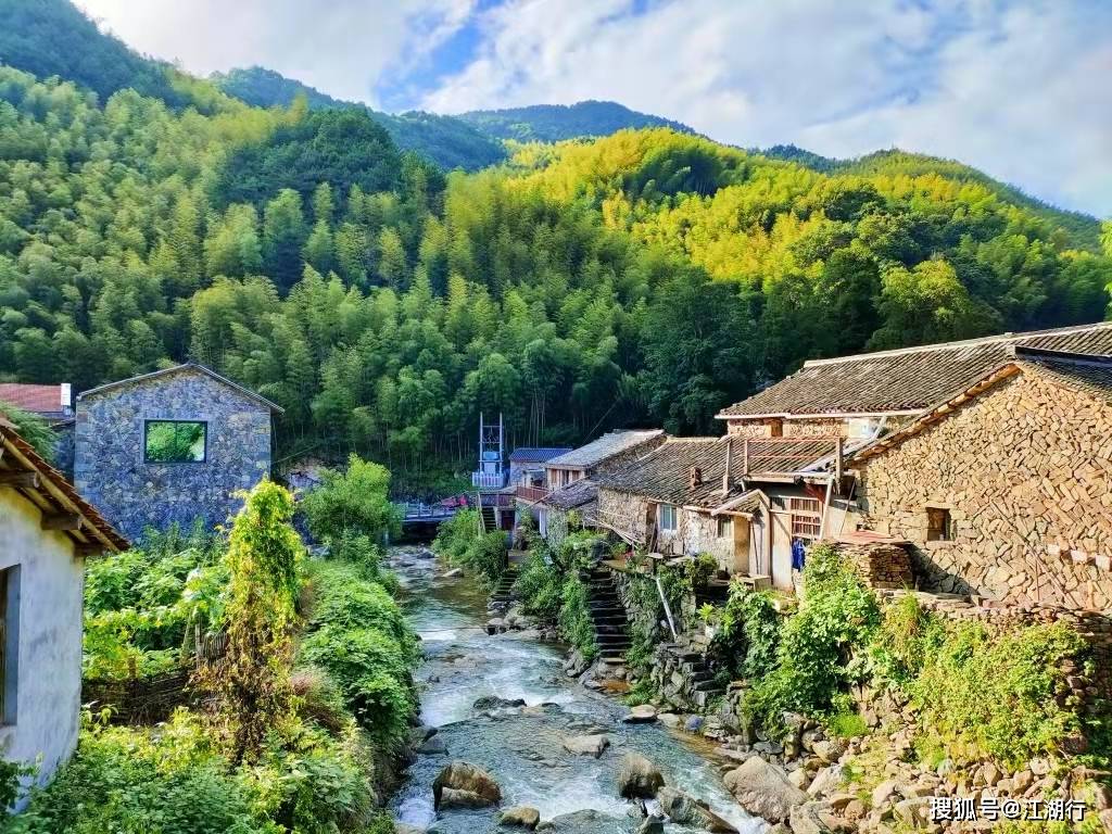 这是一个很独特的村子现在很少看到了