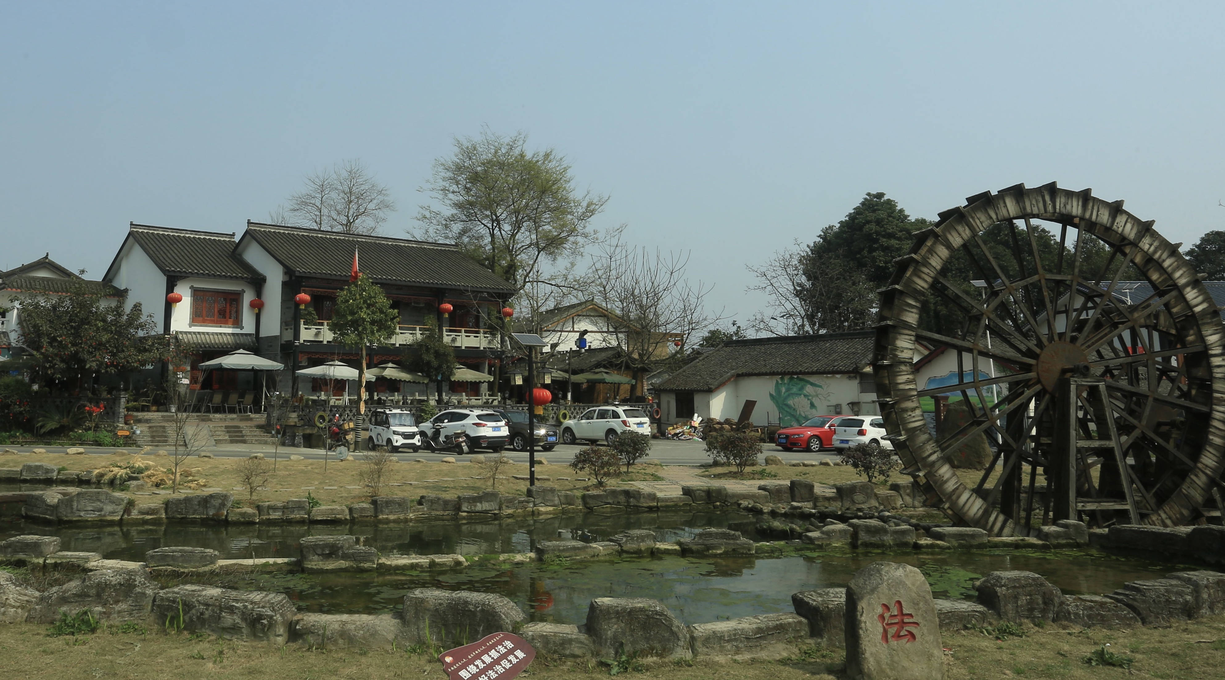 九龙镇推动景村融合020202激发乡村振兴新活力