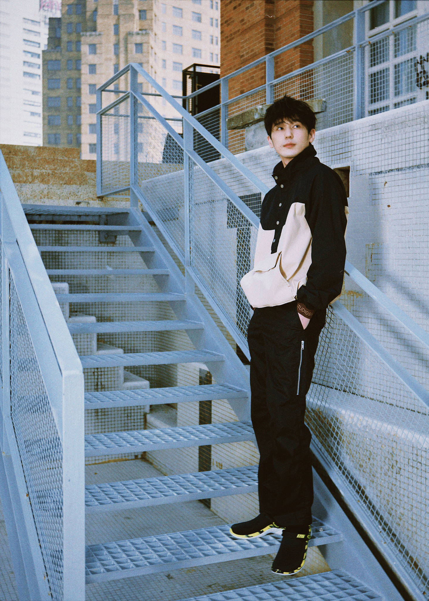 白宇身穿黑白拼接运动装悠然漫步尽显洒脱随性