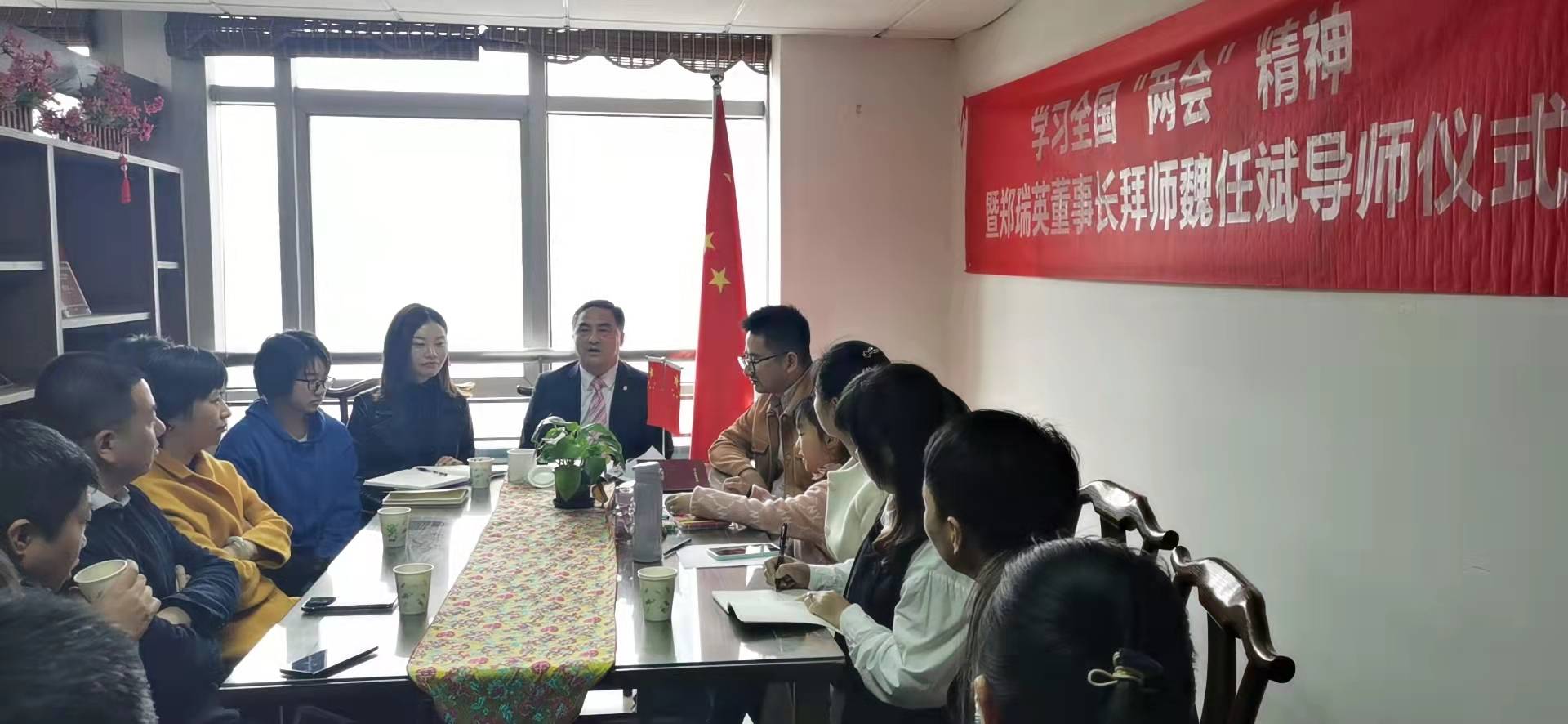 魏任斌教授弟子何晖（如辉教师品牌创始人）学习全国两会精神