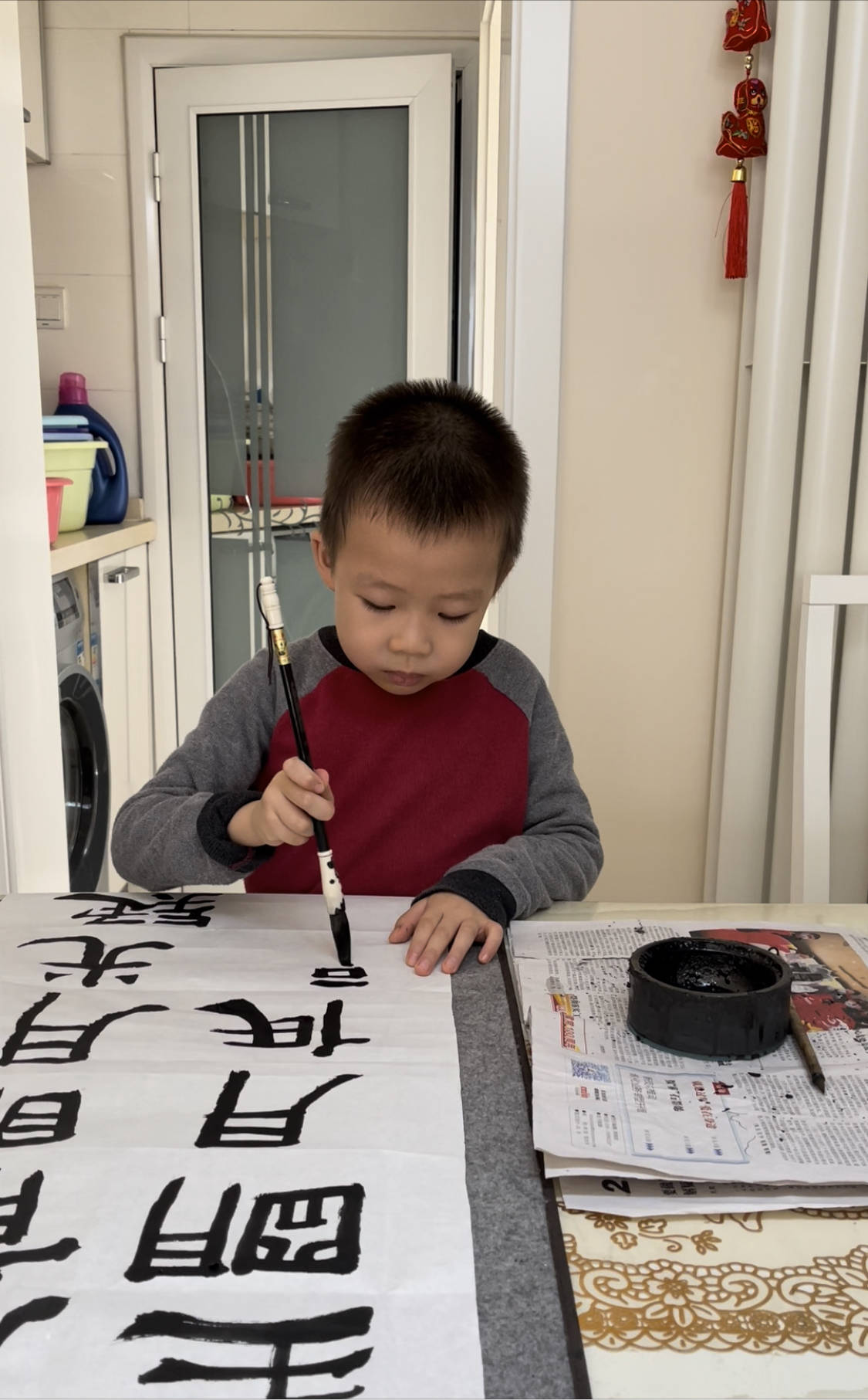 用墨到写笔画等等都是严格要求,袁老师深知,儿童写书法不看能写几个字