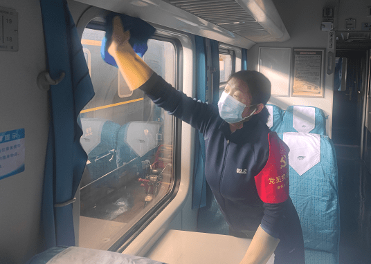 两个班组乘务员,在襄阳客整所停留的k8108/7次车底上进行了卫生大突击