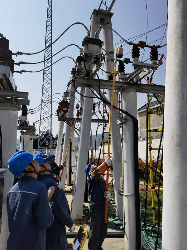 對絕緣腳手架進行搭建安裝.對帶電體進行絕緣包裹 .搭接旁路電纜頭 .