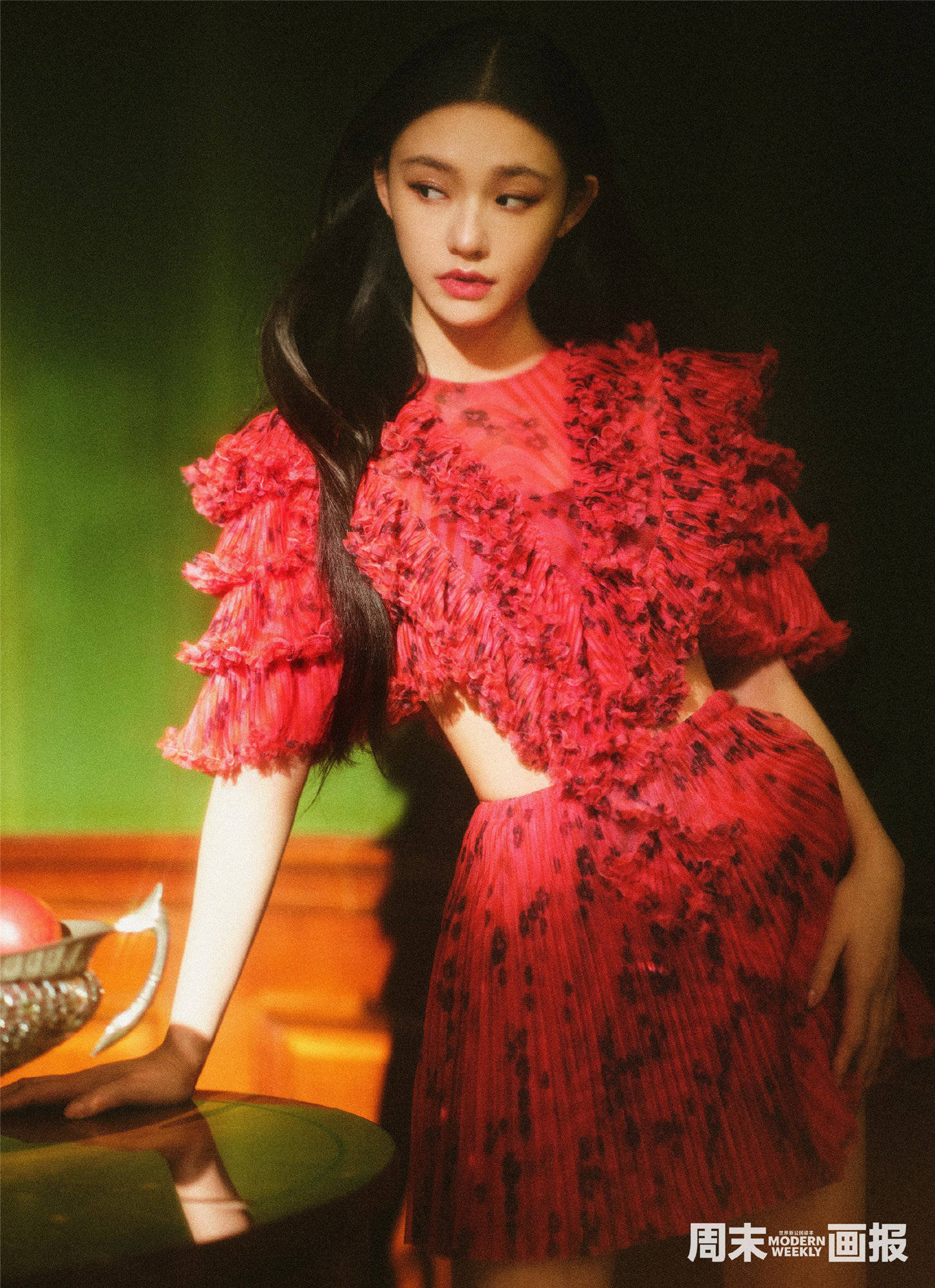 林允春日写真大片少女感满满 灵动眼神如林间小鹿