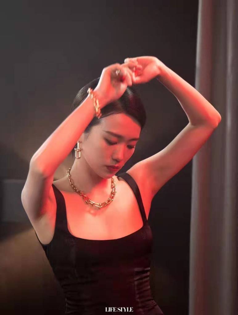 黄尧精品购物指南封面舒眉展颜沉醉光影世界