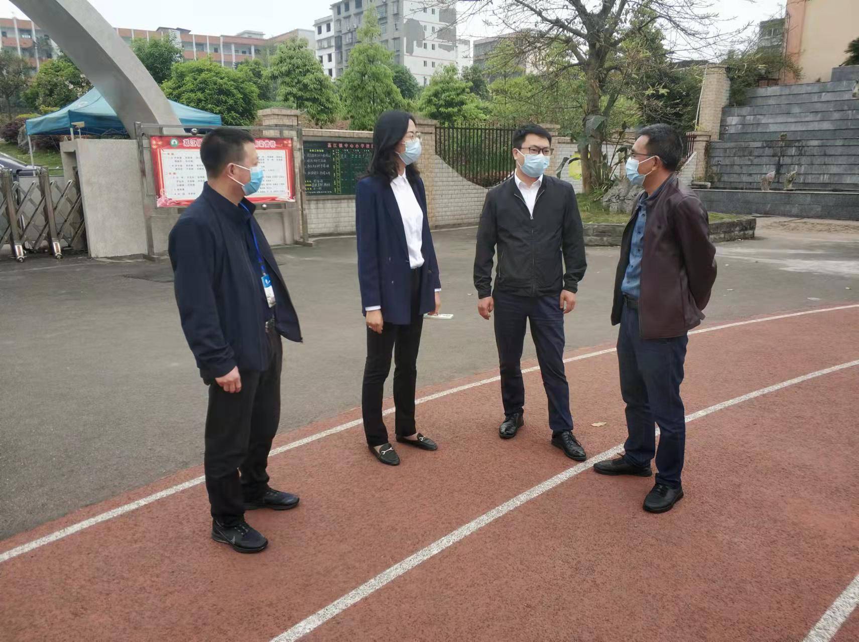 合江县:副县长施崇亮到荔江镇学校调研