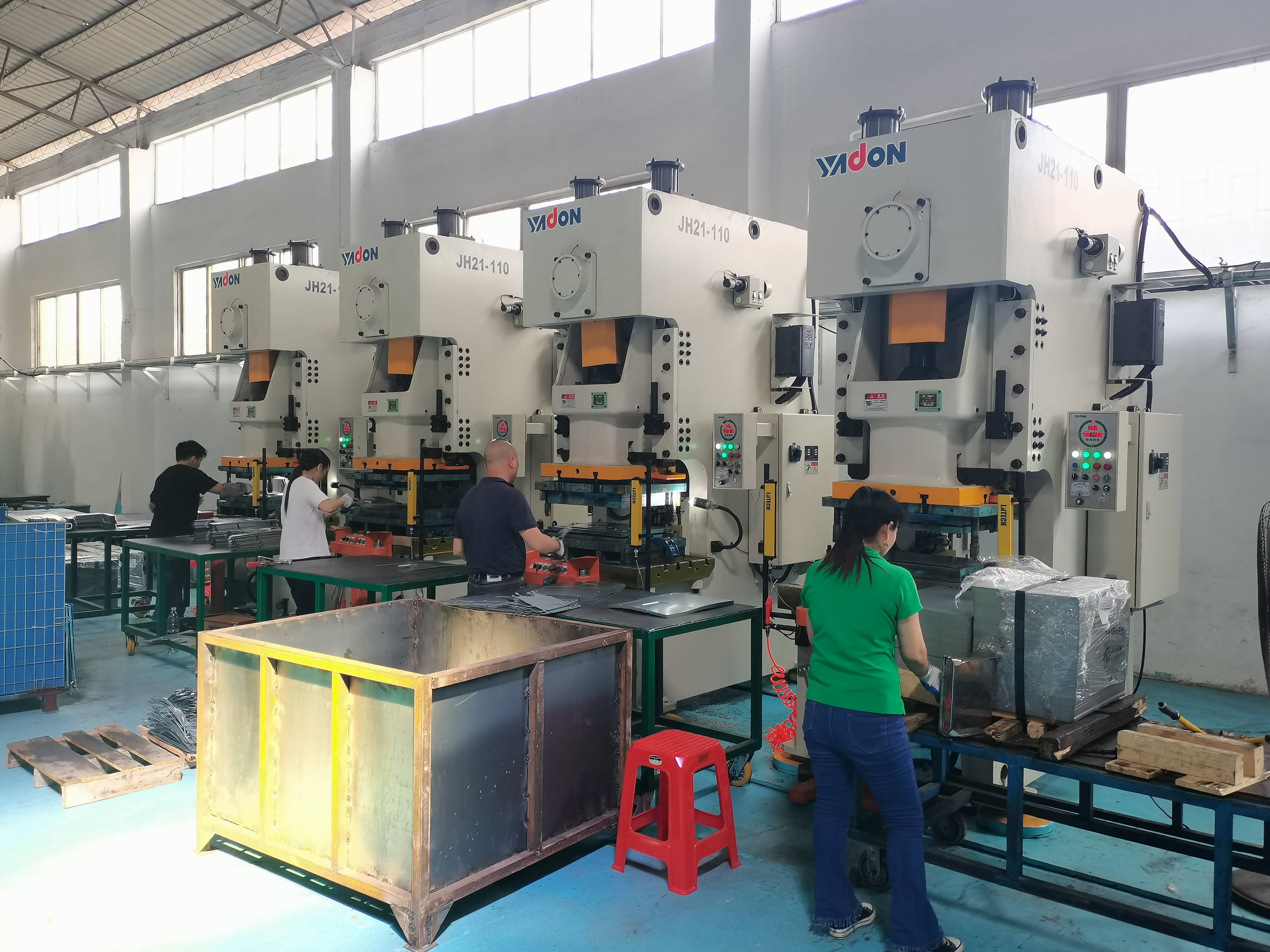 等因素,冲压机器人可以帮助冲压工厂从源头降低工伤事故的安全隐患