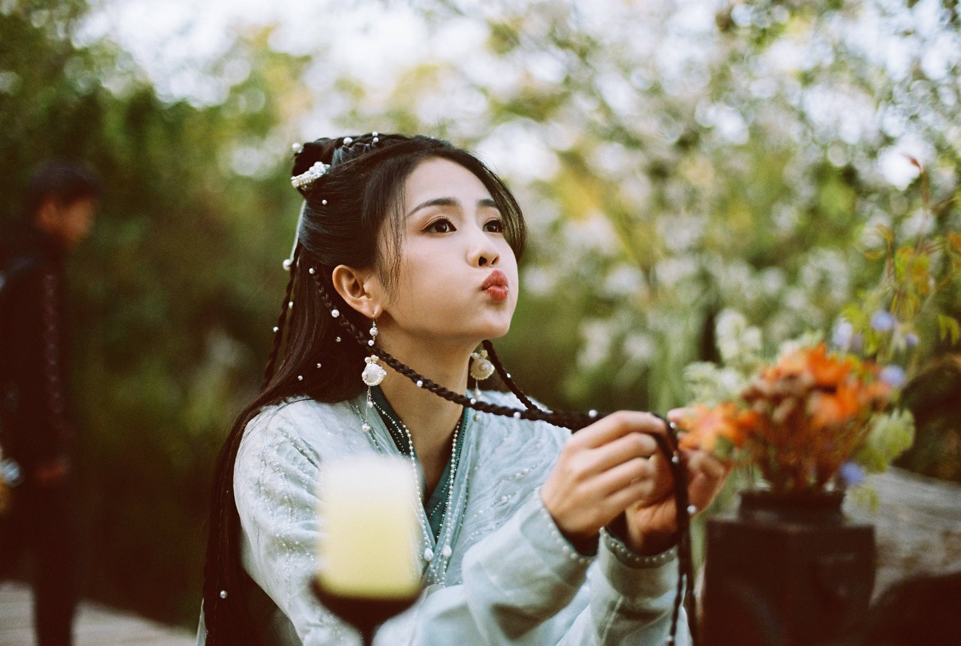 白鹿杀青分享古装剧照恬静秀美 晒手写信不舍告别