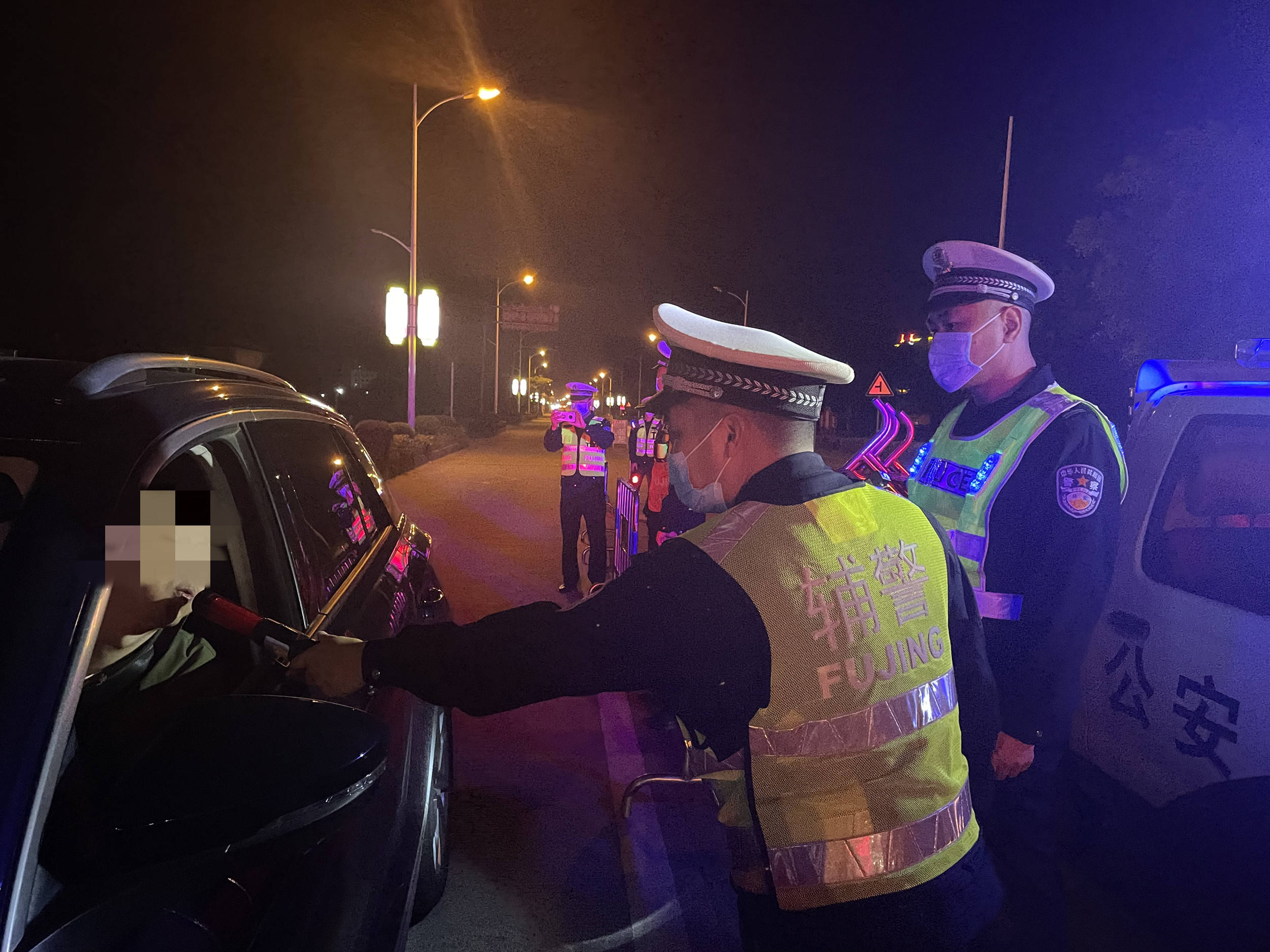 湛江开发区交警清明期间夜查酒驾不放松