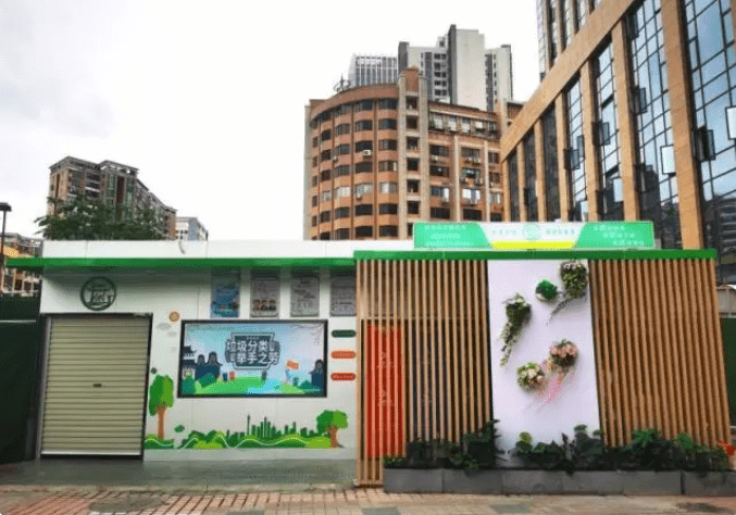 灰青砖的墙体搭配着璀璨的满洲窗……行走在海珠区纺织路上,走近路边