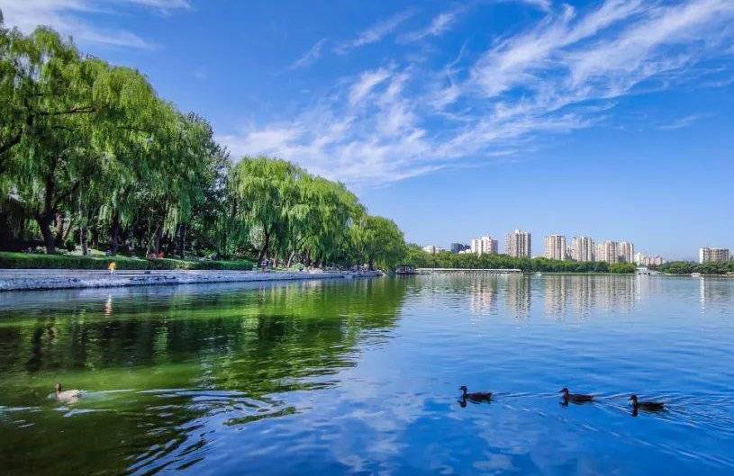 "北京奇迹"树立大气治理新标杆_蓝天_发展_浓度