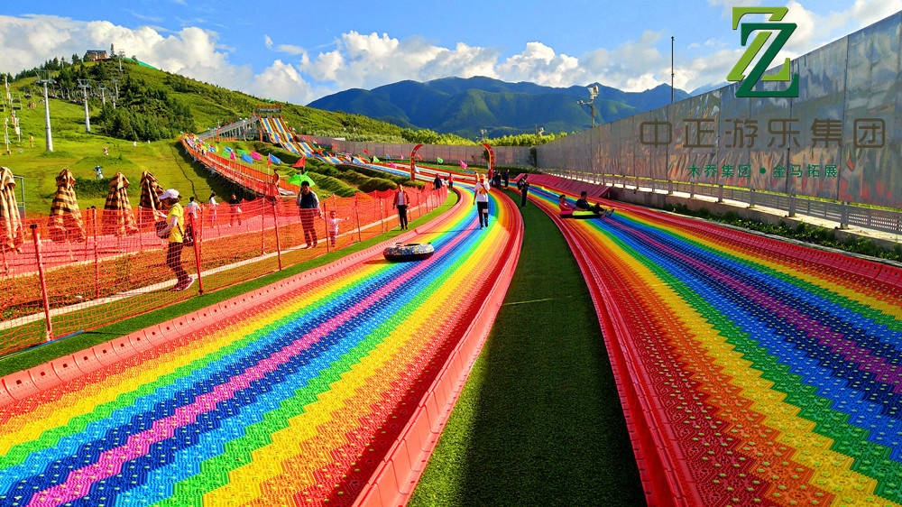 色彩绚烂的彩虹滑道