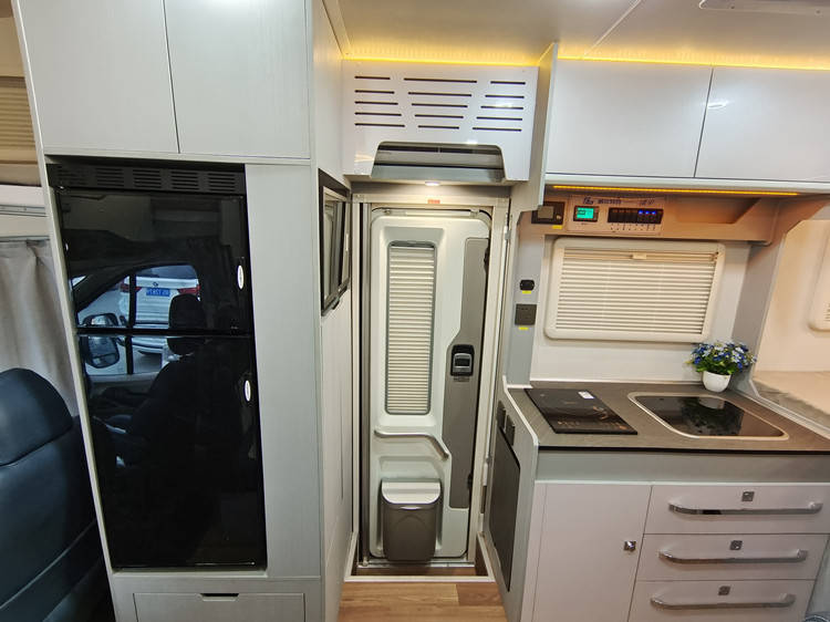 大通V90C型后拓展房车，内部空间真的很宽敞_配有_照明灯_需求