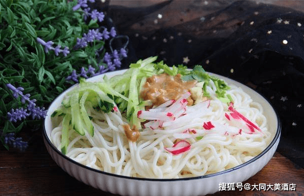 麻酱拌面有技巧,麻酱香味浓郁,面条劲道,根根分明
【麻酱拌面】