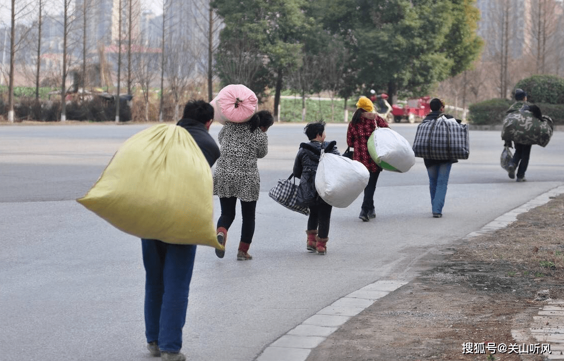 在清末及民国时期就更多,如南方诸省古道上的挑夫,脚夫,河里的放排人