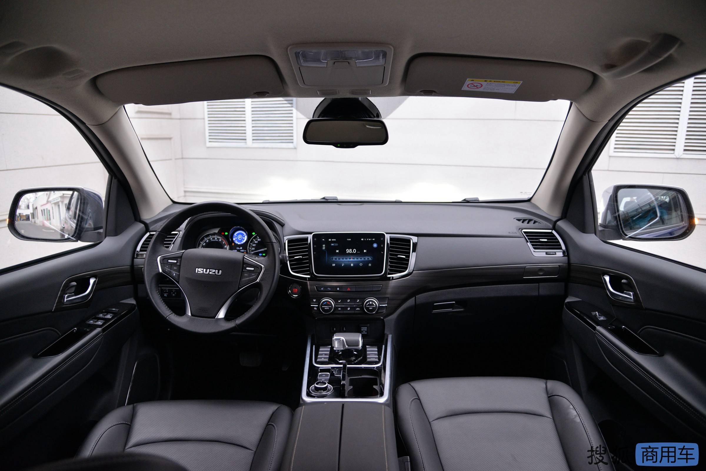 预售价13万元起江西五十铃汽油版铃拓mux牧游侠开启预售