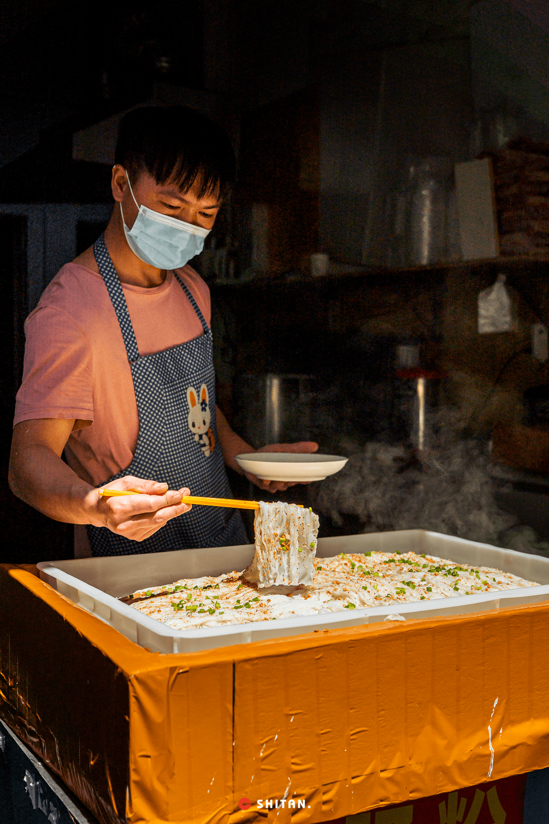 摆摊3年泡沫箱肠粉2代开店了