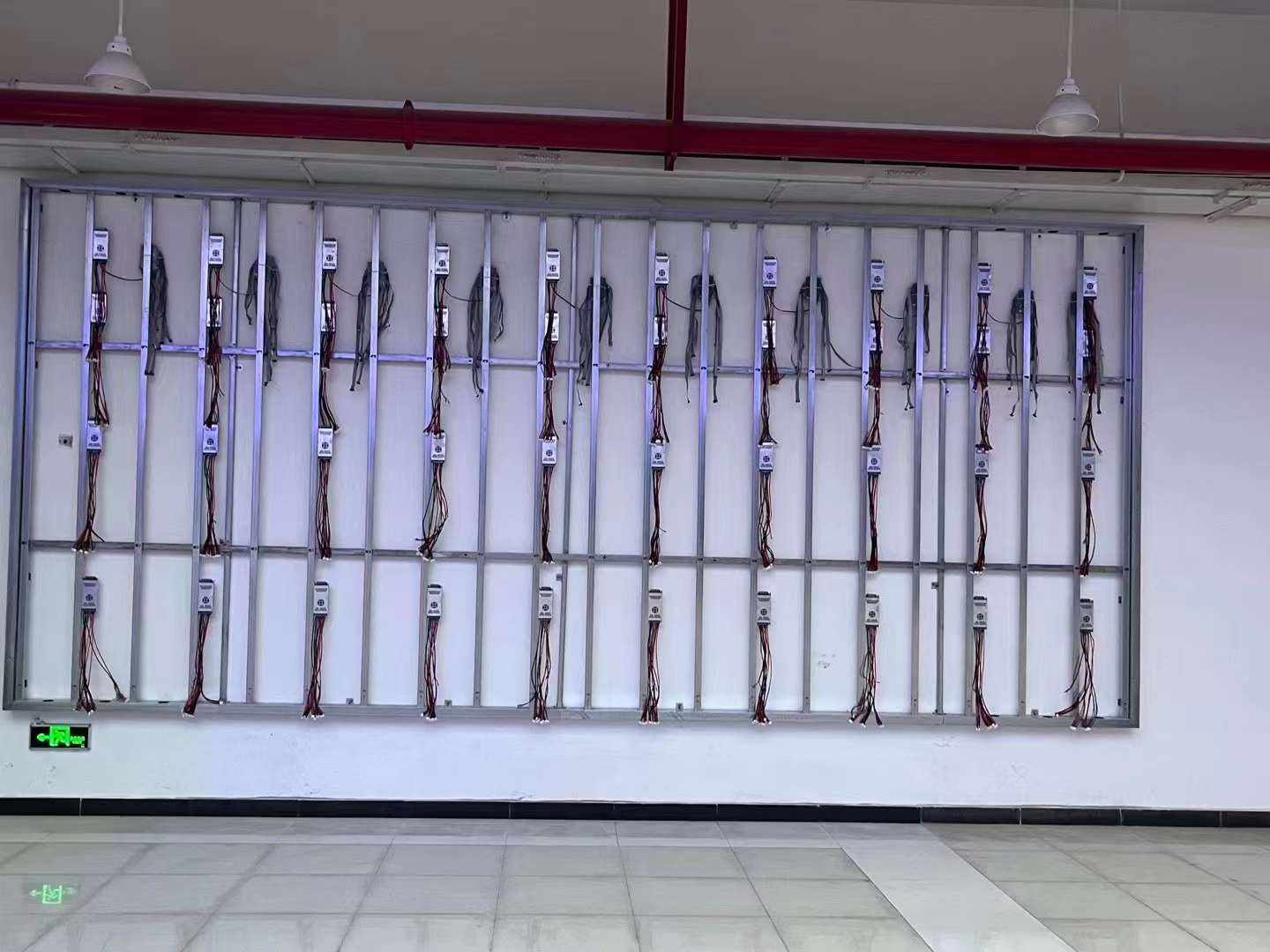 准备安装led显示屏模组根据led显示屏尺寸,在墙面安装不锈钢支架,安装