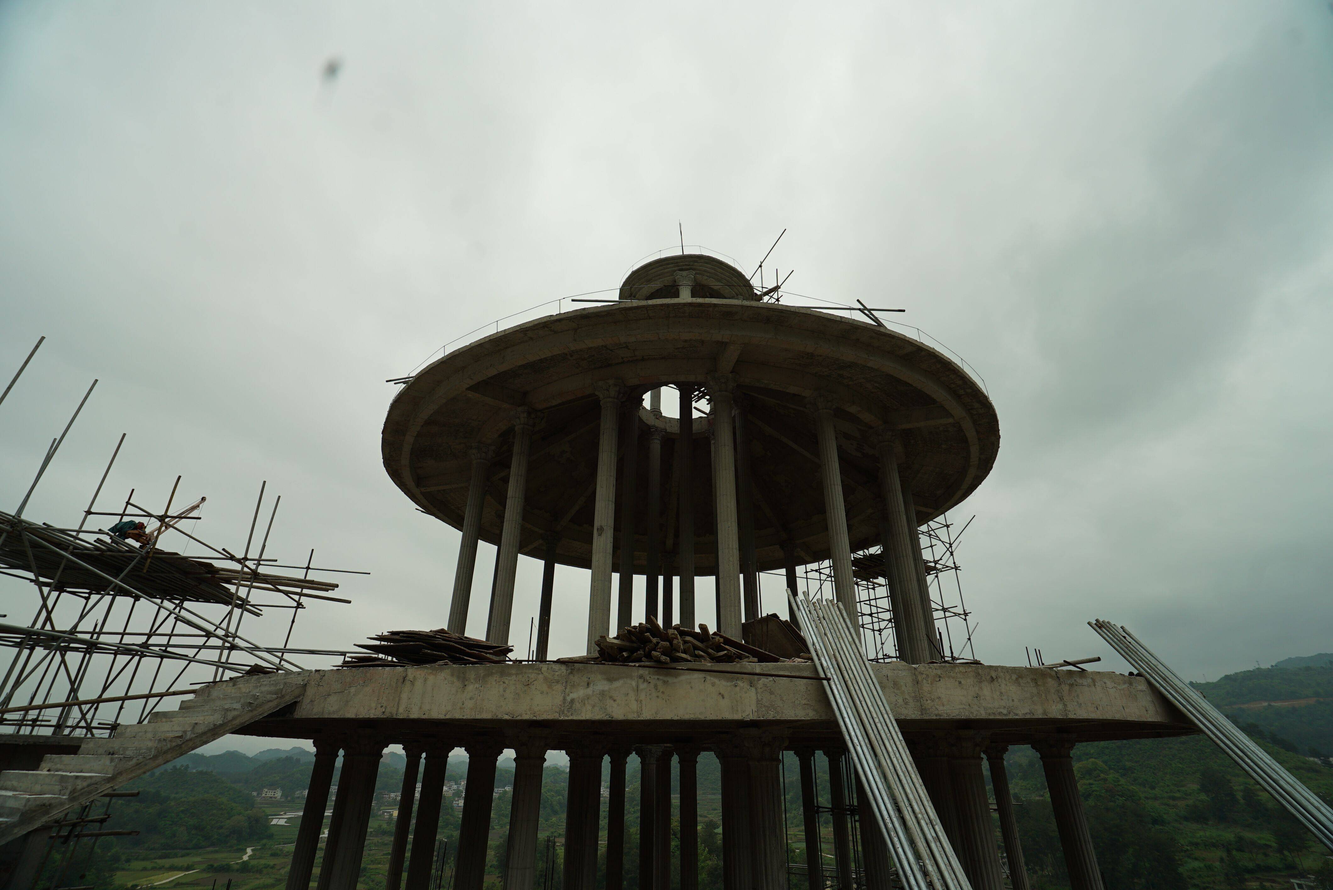 贵州黔南农民企业家李启才别出心裁马鞍山上建半边楼