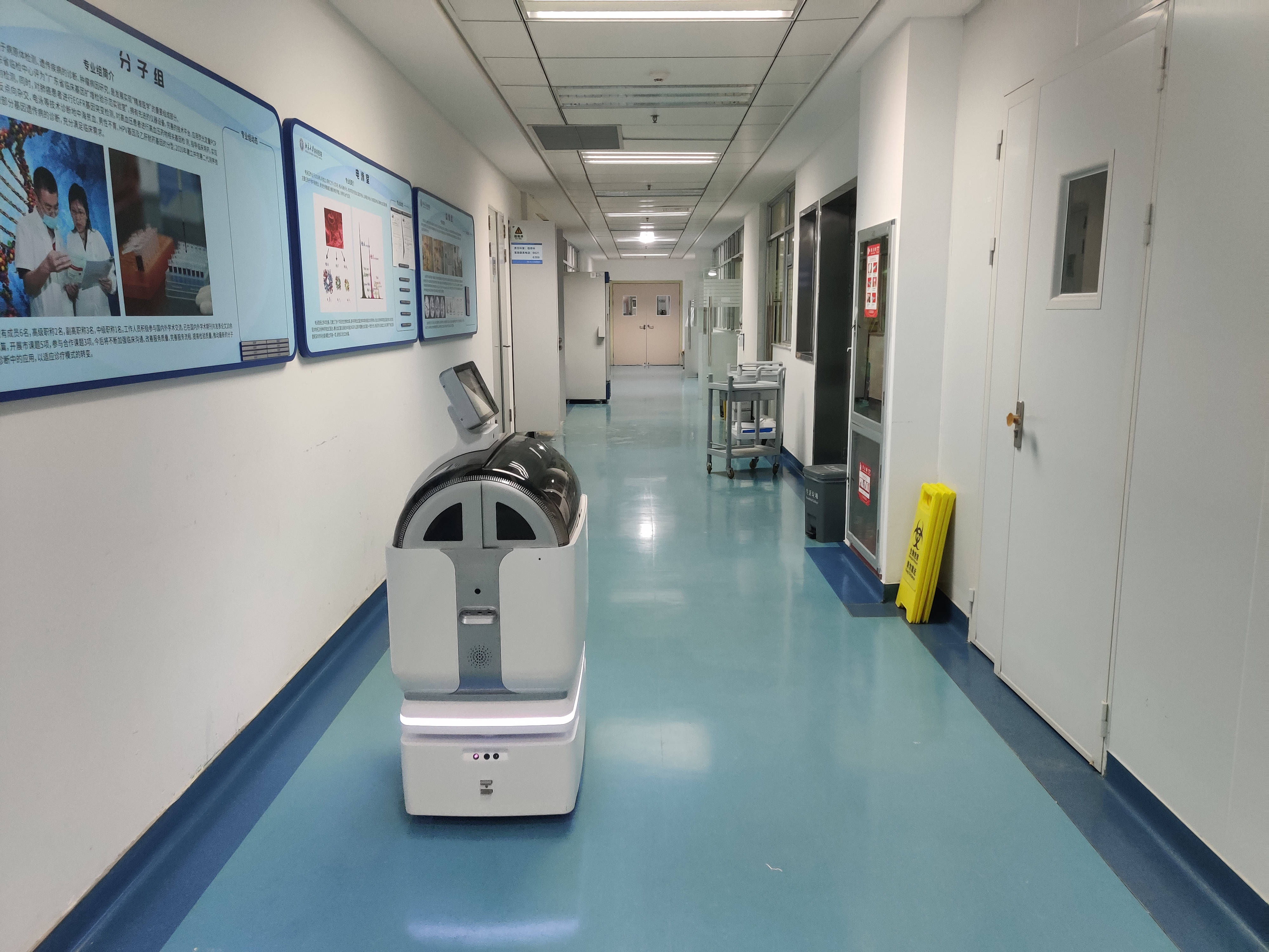 机器人,平均每天两台机器人配送量可达百次以上,同时搭载智能调度系统