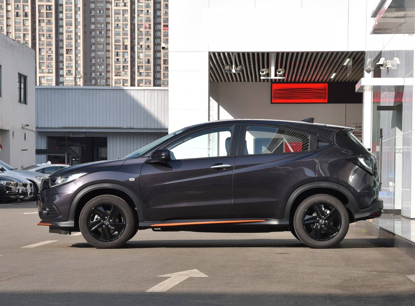 外观方面,22款本田缤智外观造型还是非常年轻时尚的,前脸也采用了全新