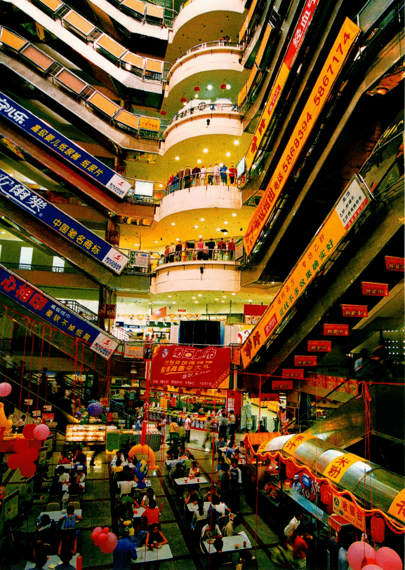 朝阳路部分旧街区改造成了商业步行街;2004年,南宁第一个万达广场