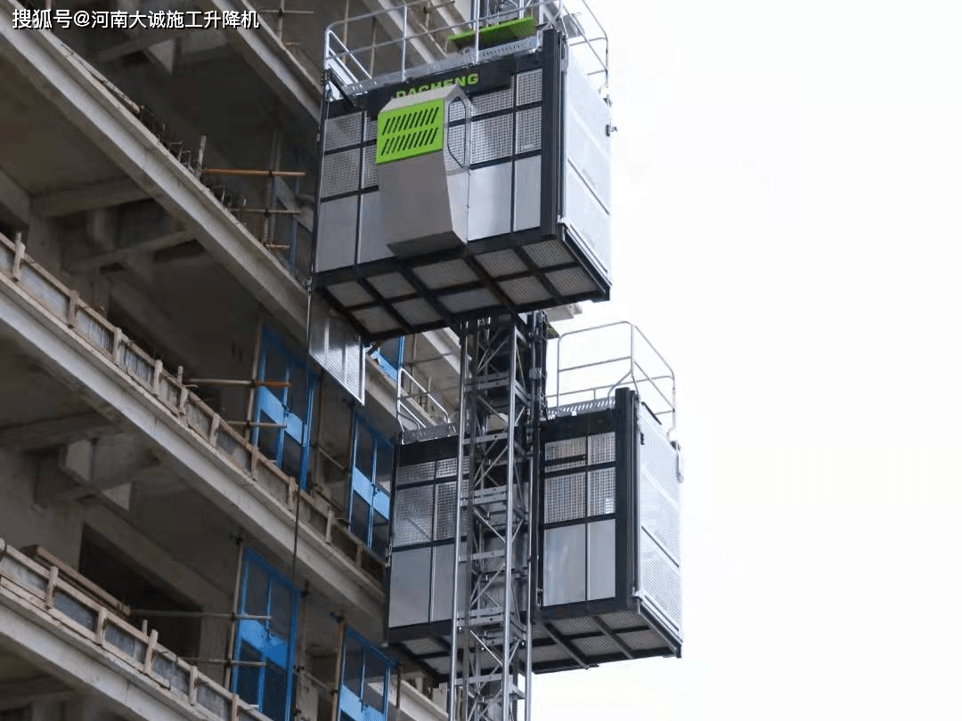 1齿轮齿条式人货两用升降机;1,人货两用升降机有完全封围的吊笼.