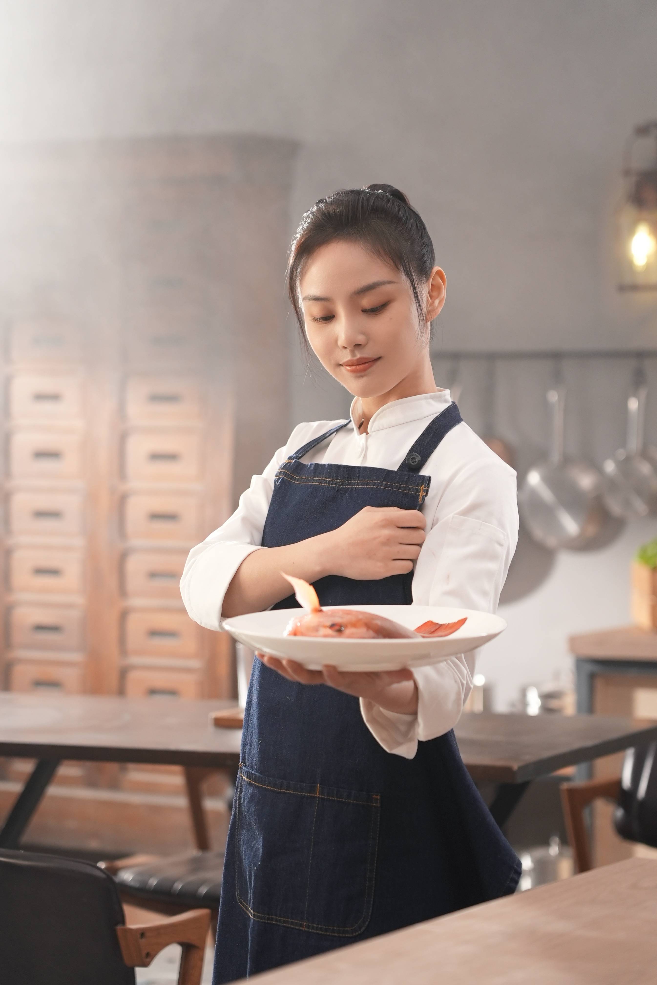 功夫女孩梁壁荧出镜谢霆锋代言品牌最新广告极具活力表现力满分