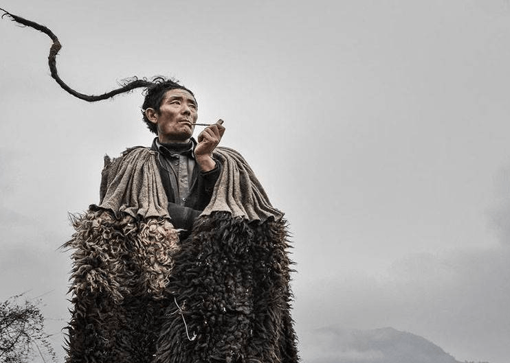 到西南彝族旅游,为何不能接美女递来的鞋垫,接了谁都帮不了你_彝族人_