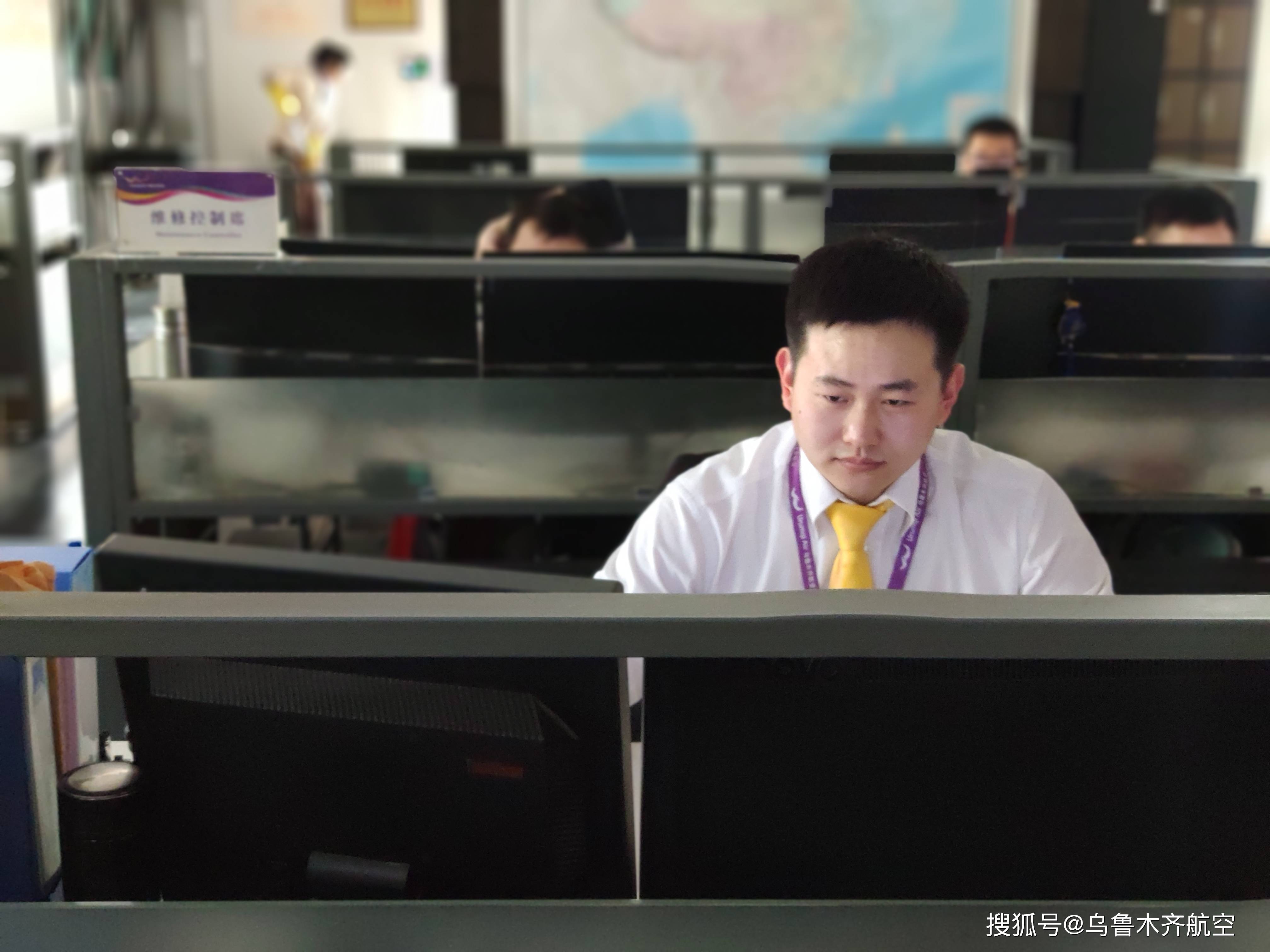 的尊重"卢兆华是一名新入职客户服务席的值班员,同事们戏称他"it男"