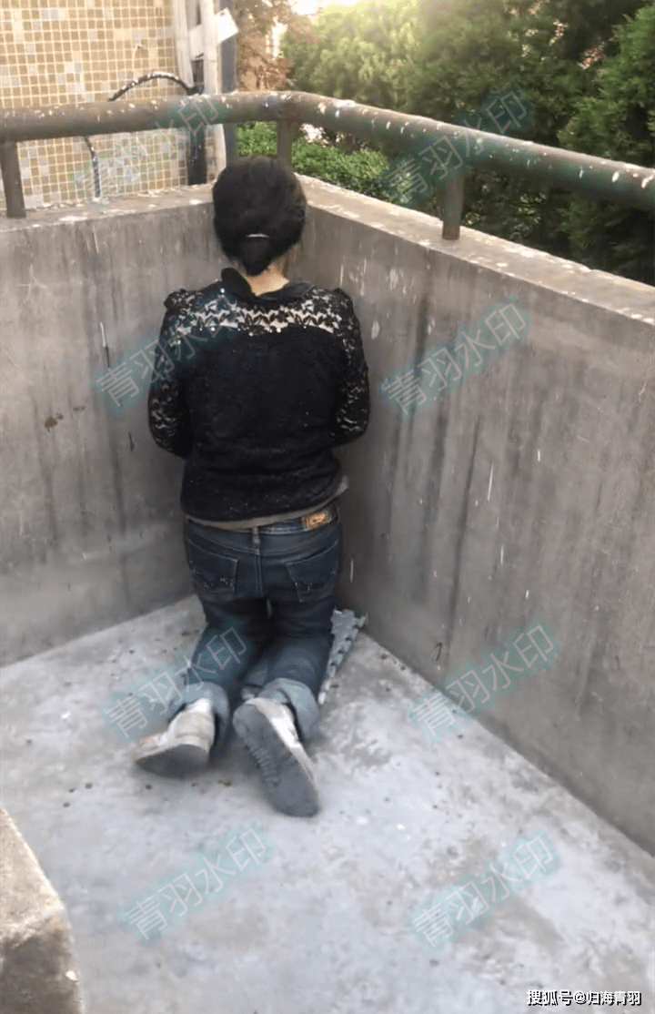 一女子独自跪在墙角,双手轻微晃动,网友:这是面壁思过_行为_信仰_楼梯