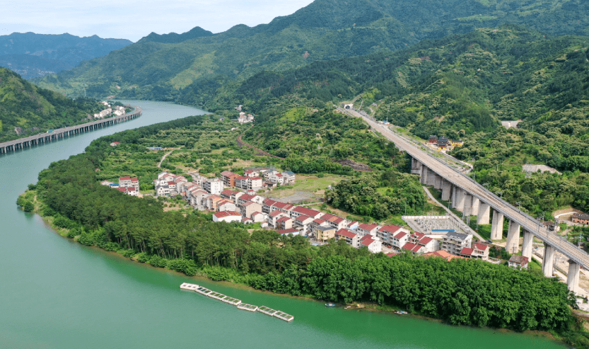 陈篆村鸟瞰 金伟峰 摄风景秀丽的陈篆村施工中的"一米菜园"