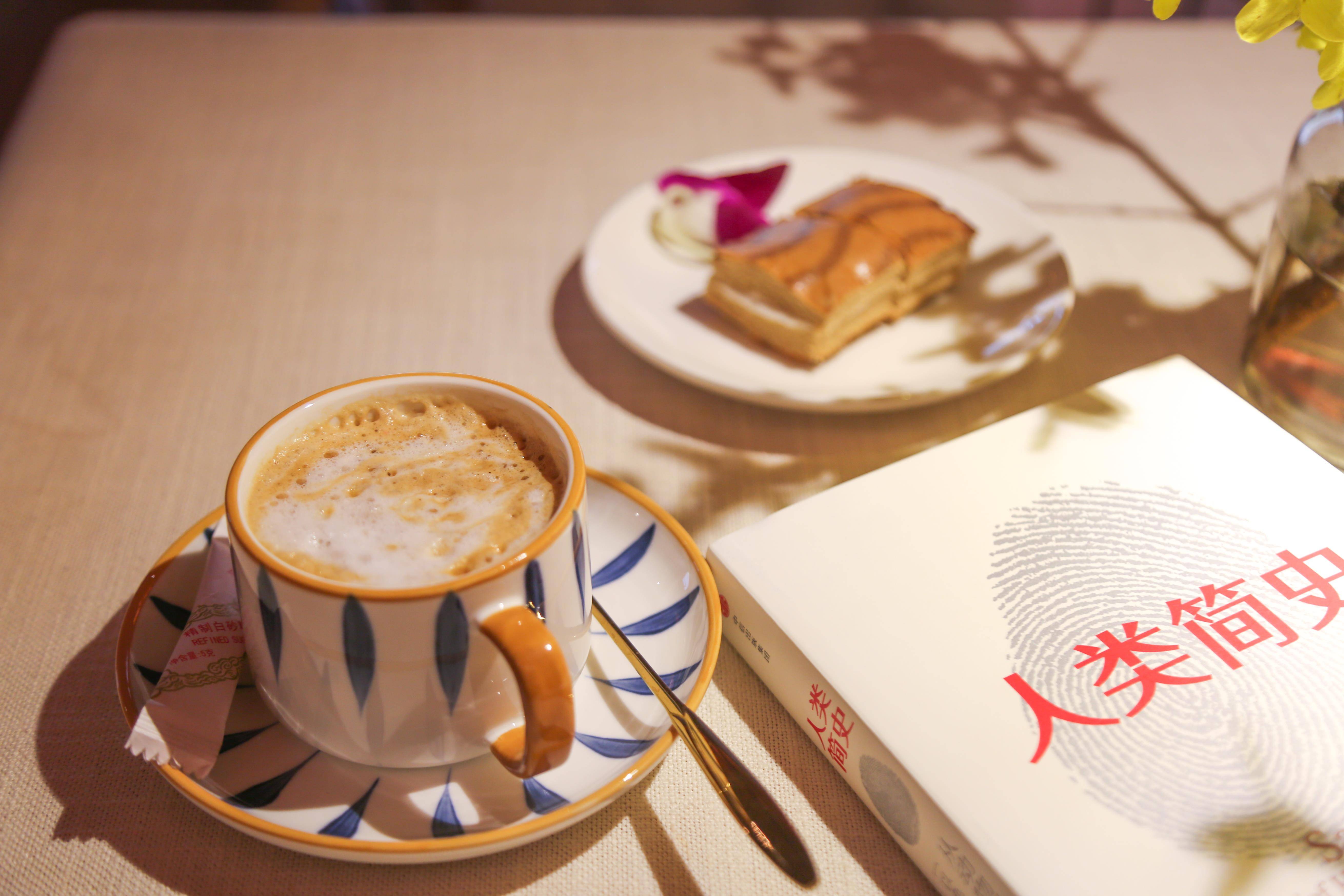 读书要以咖啡伴饮,在民宿一楼挑选几本喜欢的书,窗前落座,写几行随笔