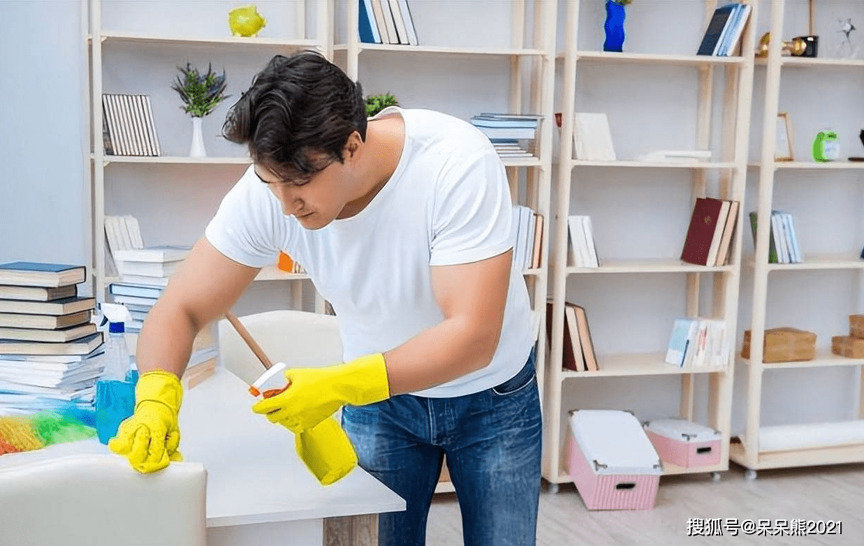 44岁男保姆伺候60岁的女人她每月给我开6500元我却想逃离