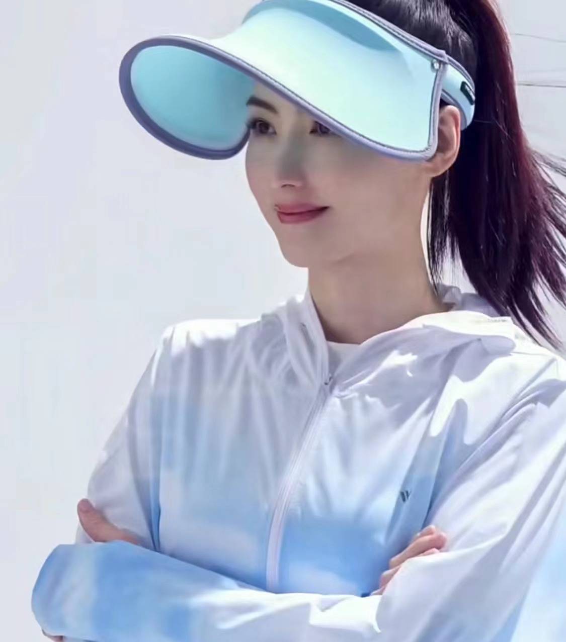 vvc代言人张柏芝缺点也是很明显,由于都是硬撑设计,整个帽子非常大,不